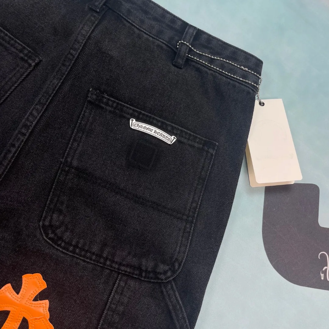 🅿️290 🔘Style No.-KL173 🔘Cro Heart𝐂𝐡𝐫𝐨𝐦𝐞 𝐇𝐞𝐚𝐫𝐭 Black and orange patchwork limited edition Ox King lumberjack workwear jeans* Crow Heart’s iconic dark style is perfect. The hardware accessories of the pants have been distressed, especially the cross-carved buckles, which have a great texture and look very classy at first glance. The orange cross pattern on these pants is so eye-catching and full of design. The fit is also great, comfortable and stylish. Whether you want to wear gothic style, functional style or Y2K style, it can be adapted to all kinds of Asian styles. You can wear it casually and achieve dark street style with ease. The matching suggestions are as follows: Gothic style: Pair the upper body with a black printed short top, then put on a pair of black thick-soled Martin boots, and match it with some silver gothic accessories, such as a cross necklace, to directly transform into a gothic hottie/cool cover. Functional style: Wear a black quick-drying bottoming shirt inside, a multi-pocket functional jacket on the outside, a pair of tactical boots, and a large-capacity functional bag, which is full of functional style. Y2K style: Wear a colorful midriff-baring crop top, pair it with thick-soled sneakers, such as Balenciaga's Track series, add colorful sunglasses and some beaded jewelry, and you'll look like a Y2K millennial hottie/hipster.  Size: M L XL XXL (28.30.32.34.36) Color: Black